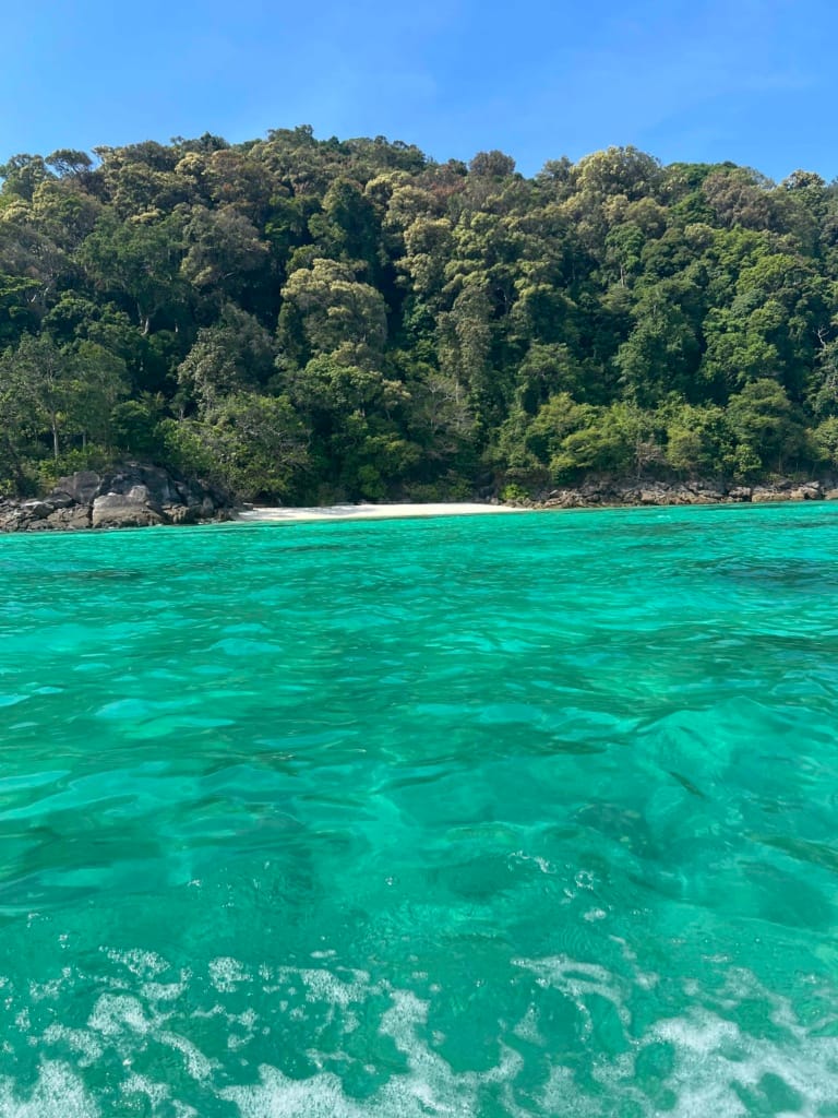 Türkises Wasser in Thailand auf den Similian Inseln