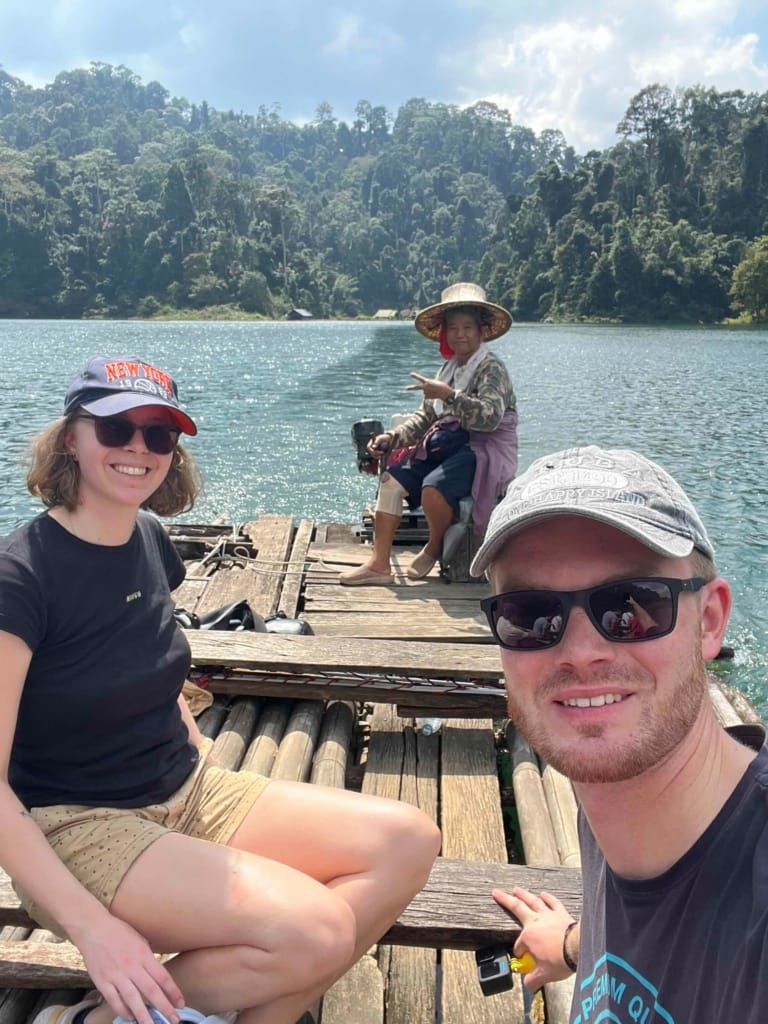 Khao Sok Nationalpark Menschen sitzen auf einem hölzernen Floß
