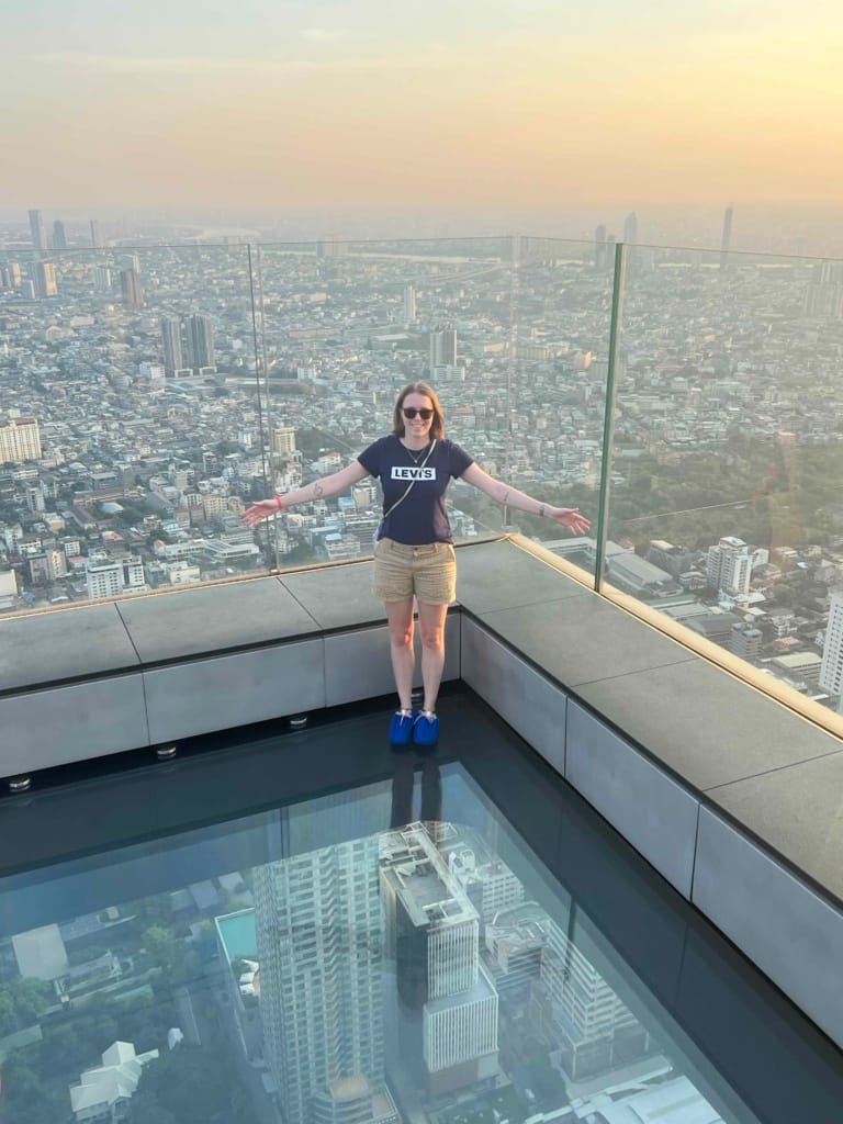 Mahanakhon Skywalk in Bangkok auf dem Dach mit Glasboden Thailand Highlight Rundreise