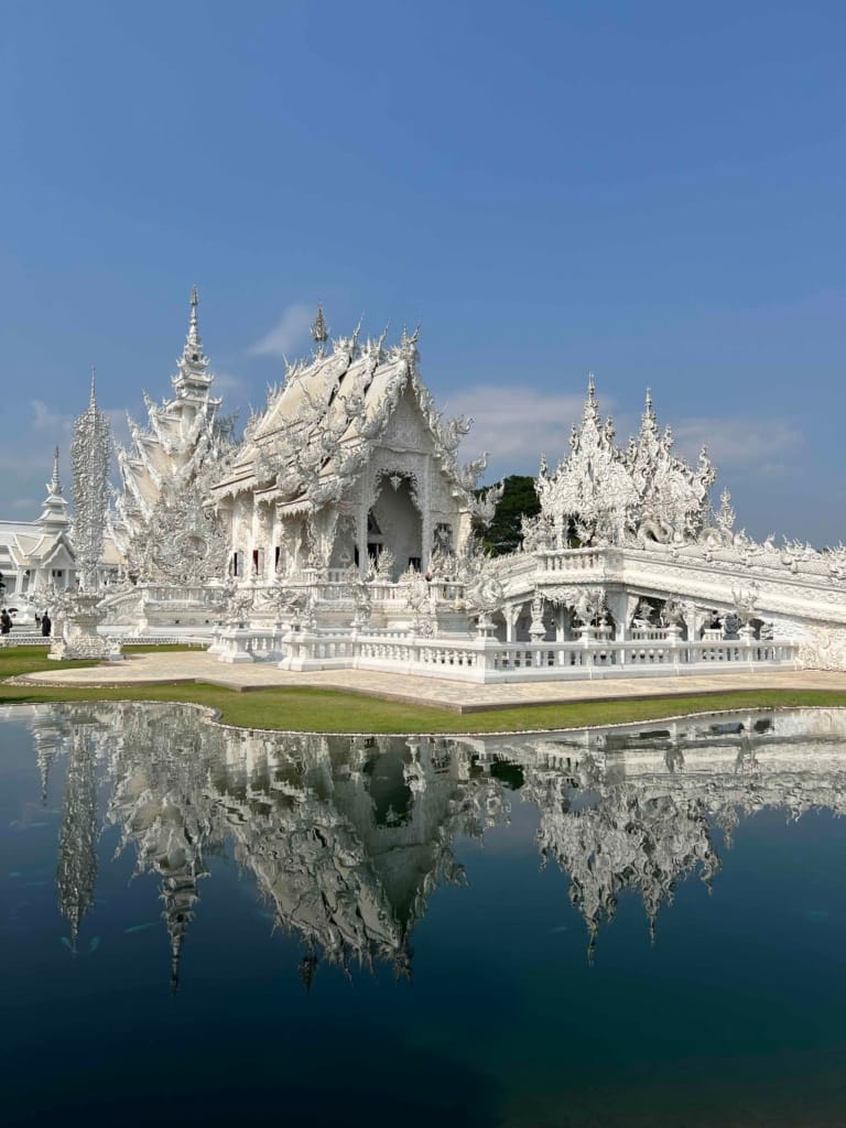 Wat Rhon Sun weißer glitzernder Tempel in Chiang Rai Thailand Highlight