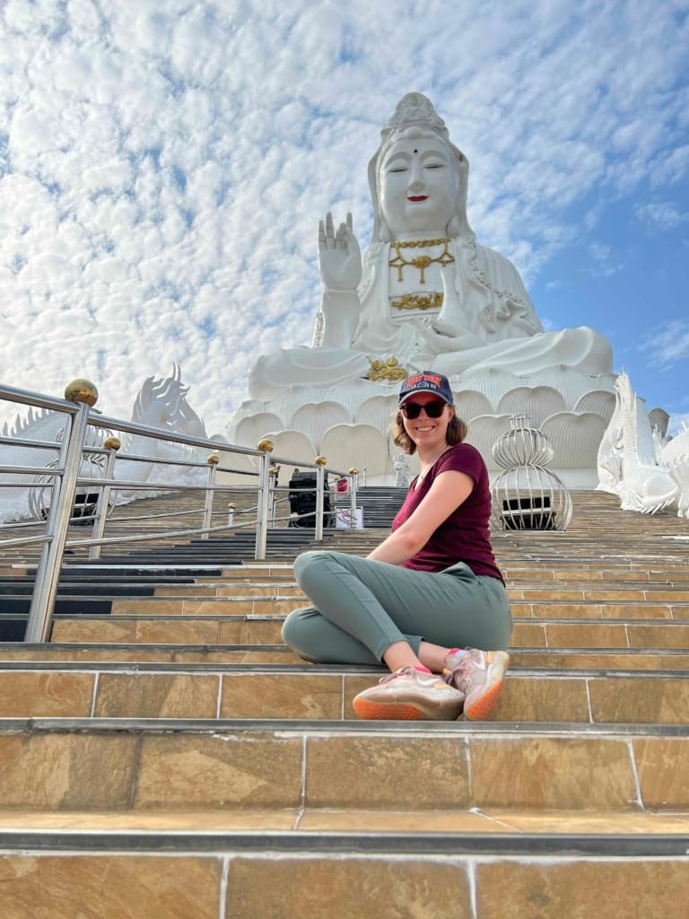Wat Haus Plan Kang große weiße Statue mit Blick nach oben von der Treppe