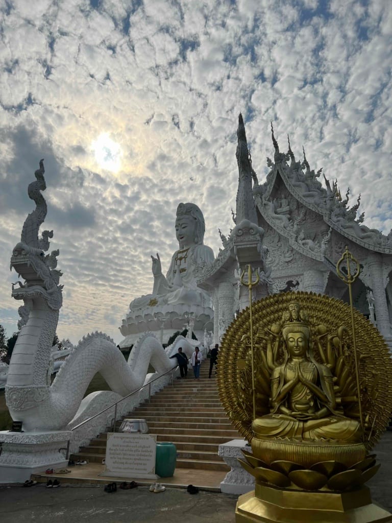 Wat Haus Plan Kang weißer Tempel mit riesiger Figur Thailand Highlight